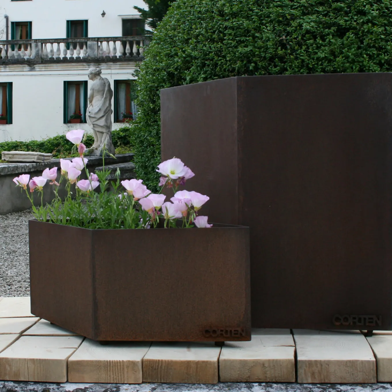 89.2 Corten Steel Vase Holder