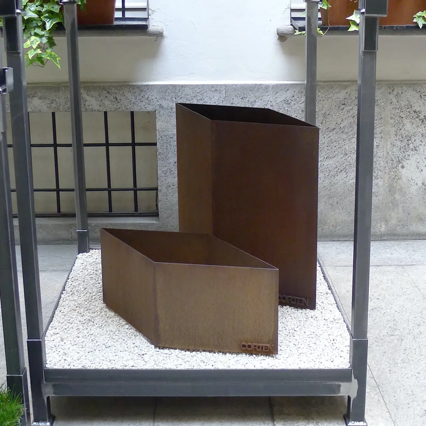 89.2 Corten Steel Vase Holder