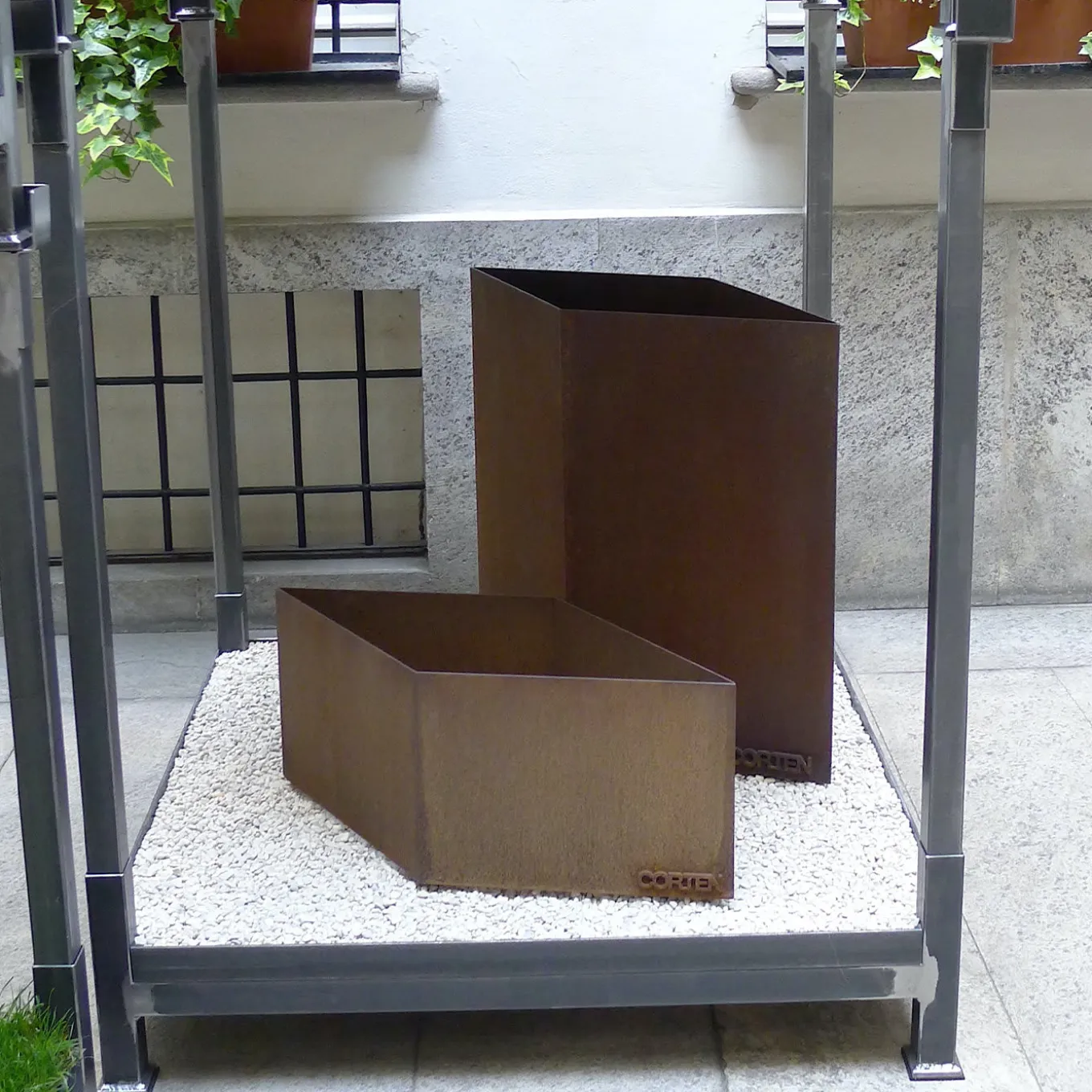 89.1 Corten Steel Vase Holder
