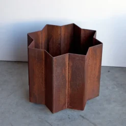 17 Corten Vase Holder