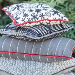 Carré Cushion in black and white Galles' Prince jacquard fabric