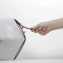 Istanti Inclusi Hourglass-Like Container