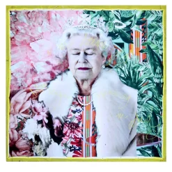 Regina Elisabetta II in Giallo Tapestry Limited Edition