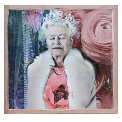 Regina Elisabetta II in Rosa Tapestry Limited Edition